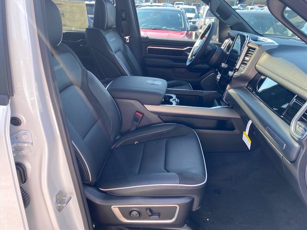 New 2026 Ivory White Tri-Coat Pearl-Coat Exterior Paint RAM Laramie image 17