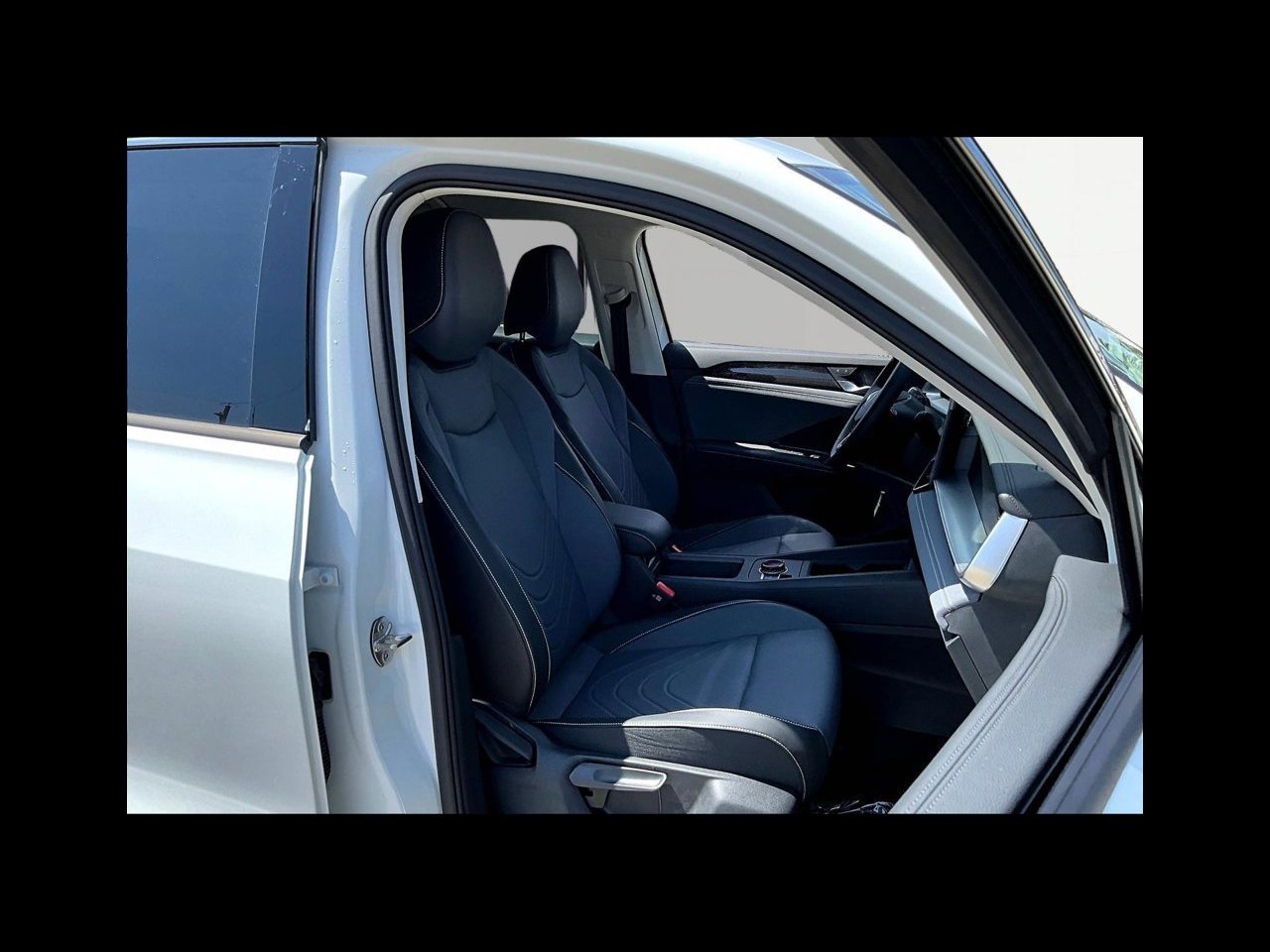 New 2026 Pure White Volkswagen 2.0T SE image 29