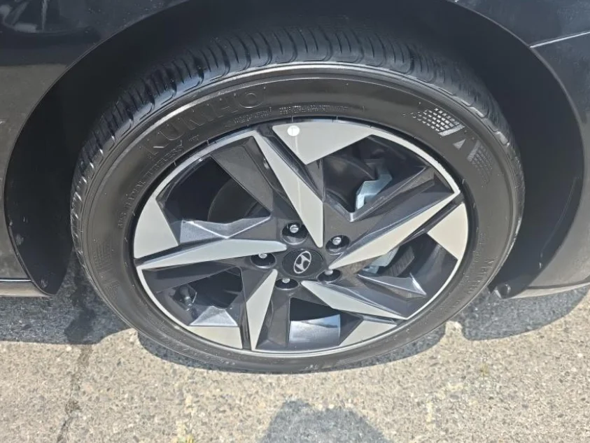 Used 2023 Black Hyundai SEL image 9