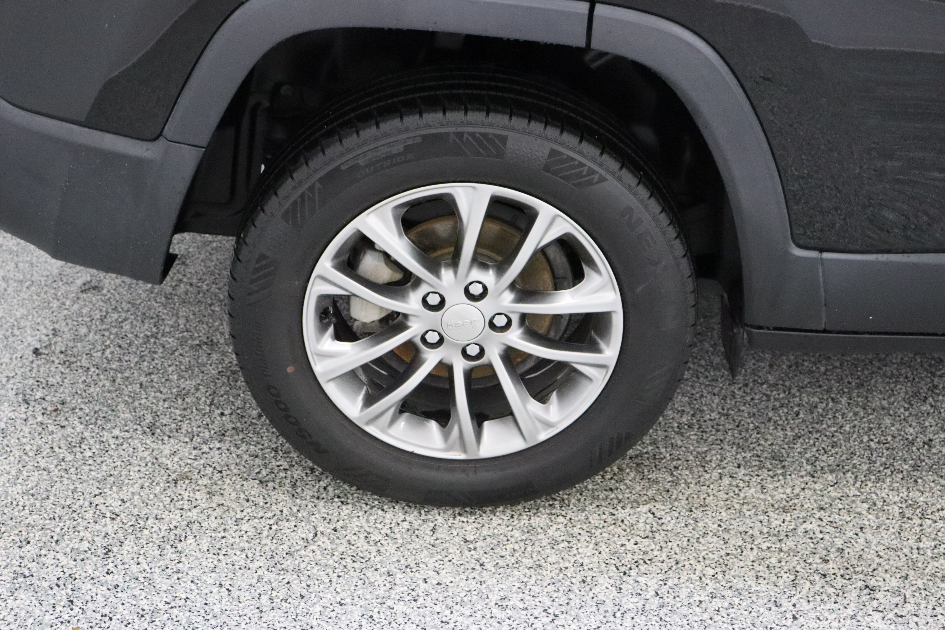 Used 2021 Diamond Black Crystal Pearlcoat Jeep Latitude Plus 2.4L image 6