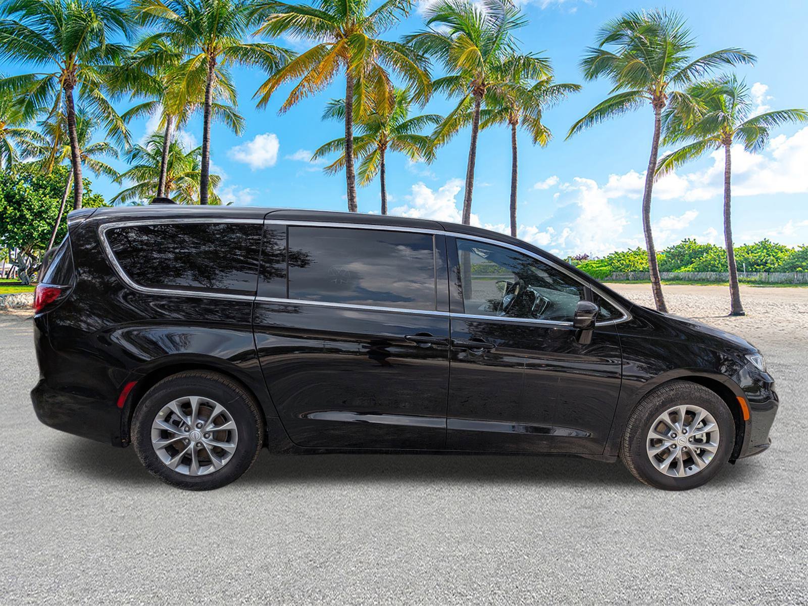 New 2026 Diamond Black Crystal Pearl-Coat Exterior Paint Chrysler Limited image 2