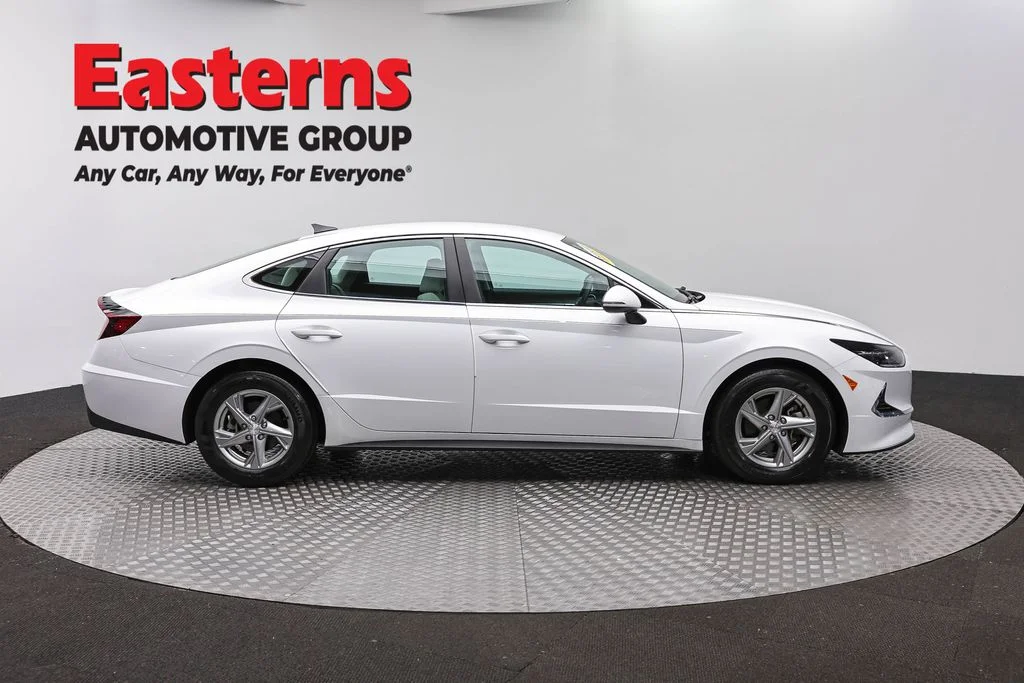 Used 2023 White Hyundai SE image 4