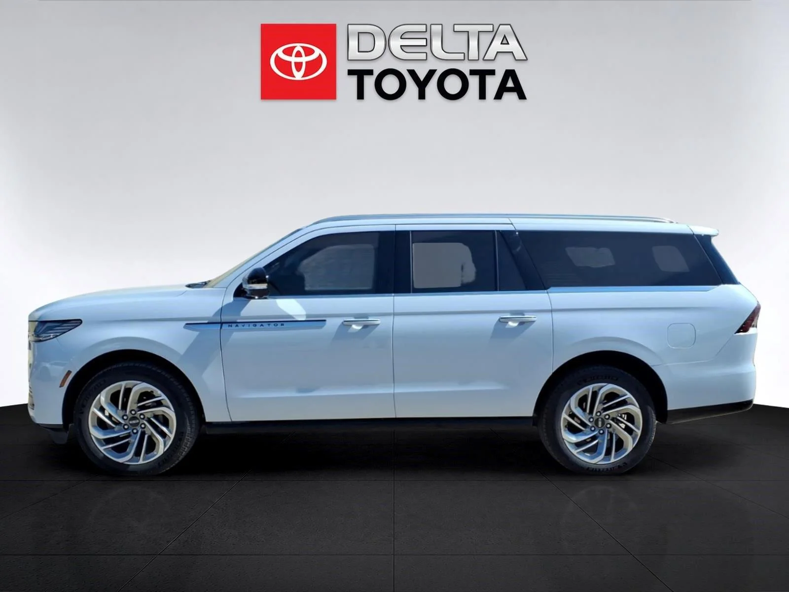 Used 2026 Crystal White Metallic Clearcoat Lincoln Reserve image 2