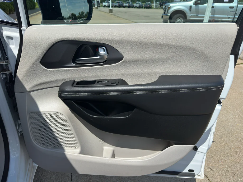 Used 2024 White Chrysler Touring L image 27