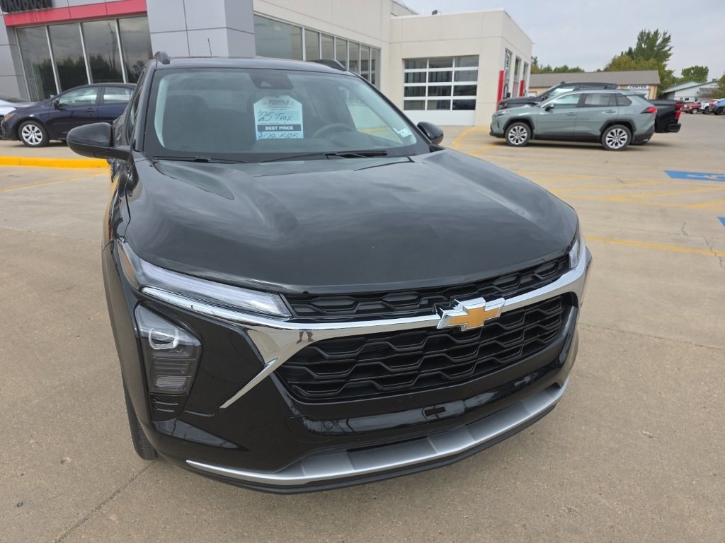 2025 Chevrolet Trax LT photo 4