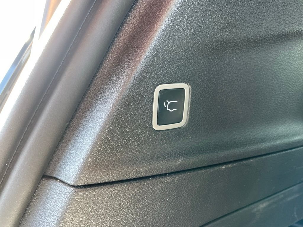 Used 2025 White Chrysler Limited image 35