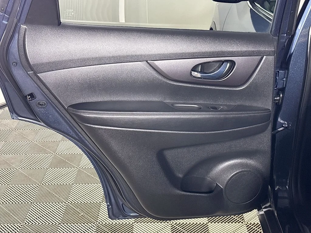 Used 2016 Blue Nissan S image 18