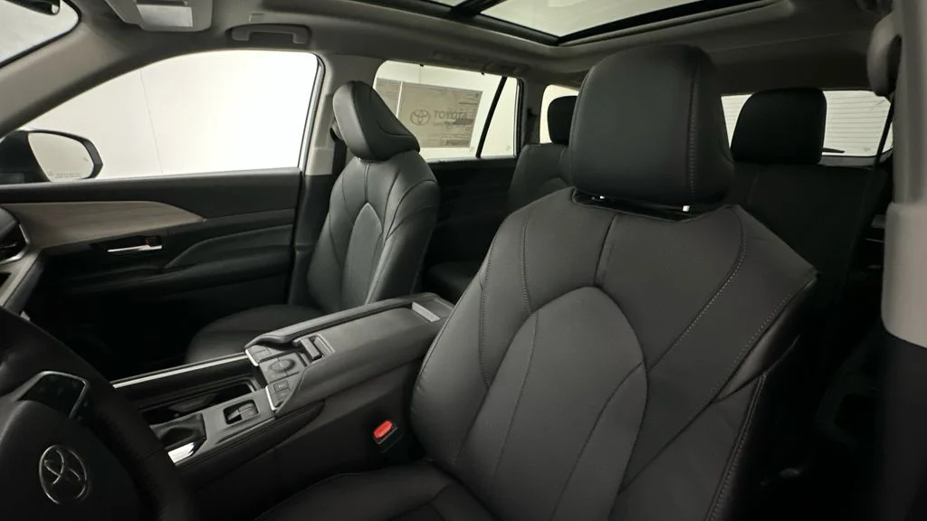 Used 2025  Toyota Limited image 9