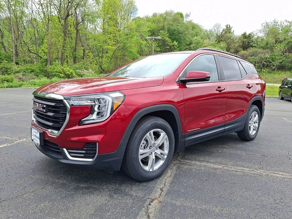 Used 2022 Cayenne Red Tintcoat GMC SLE image 3