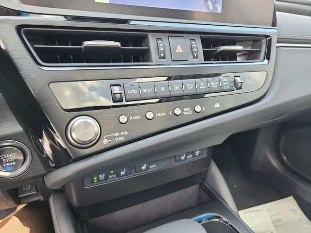 2025 Lexus ES 350 - Photo 19