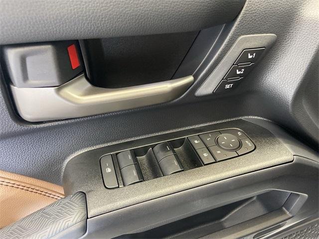 Certified Used 2025 WIND CHILL PEARL Toyota  image 22