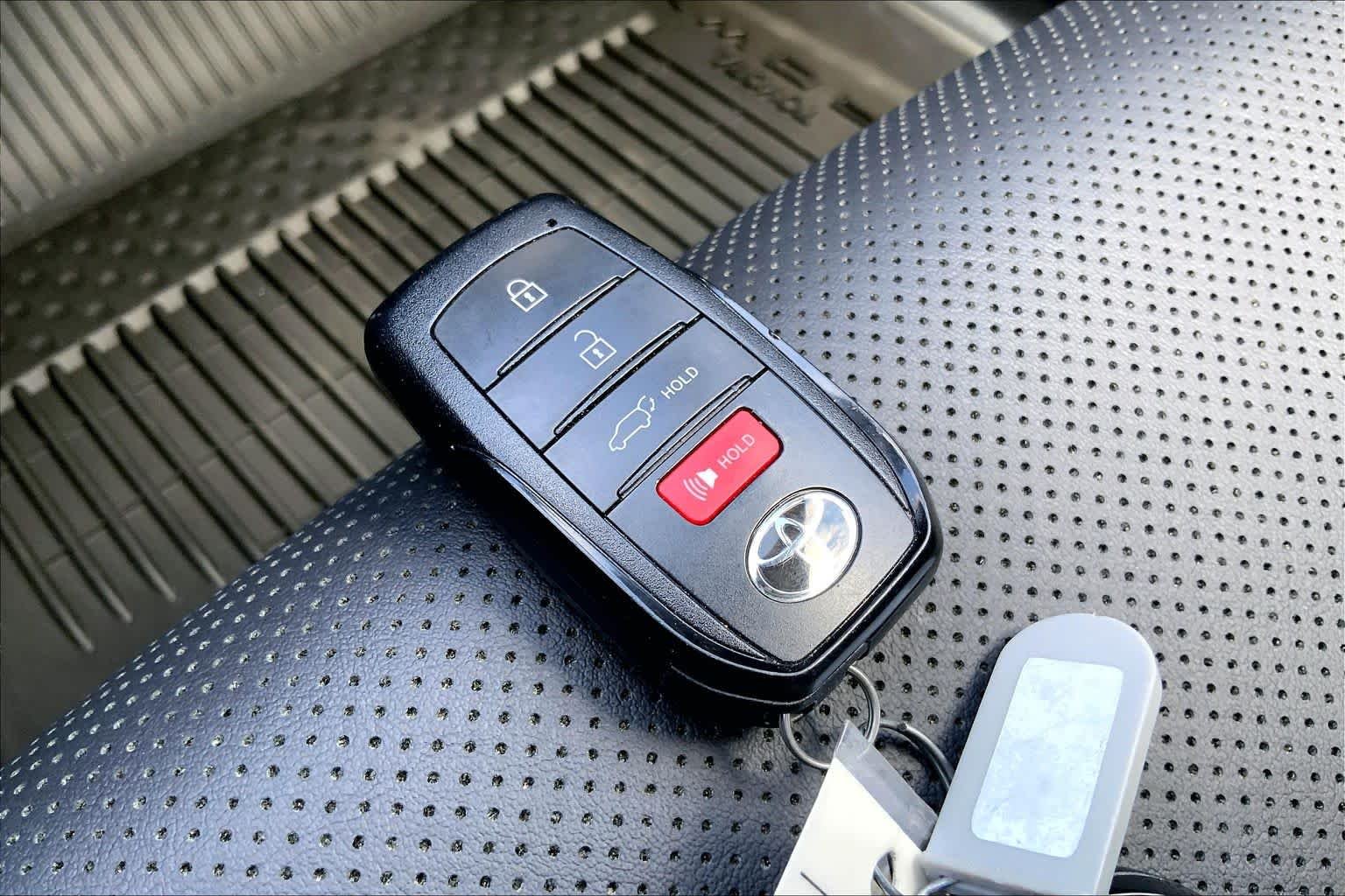 Used 2025 Oxygen White Toyota XLE image 14