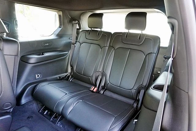 New 2026 Diamond Black Crystal Pearl-Coat Exterior Paint Jeep Limited image 24