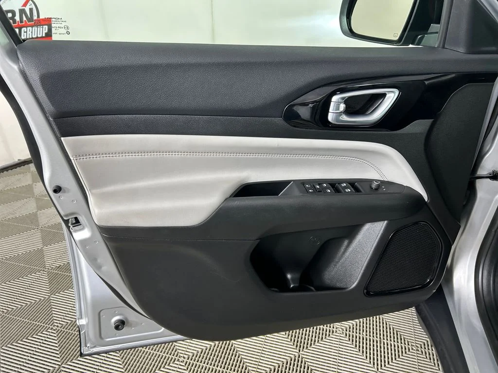 Used 2025 Silver Jeep Limited image 11