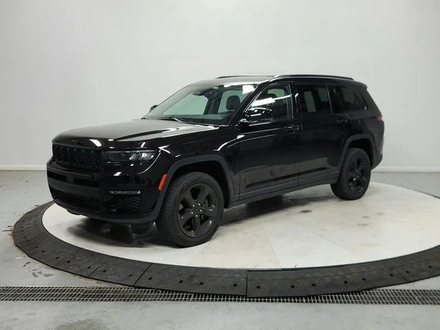 Used 2023  Jeep Limited image 4