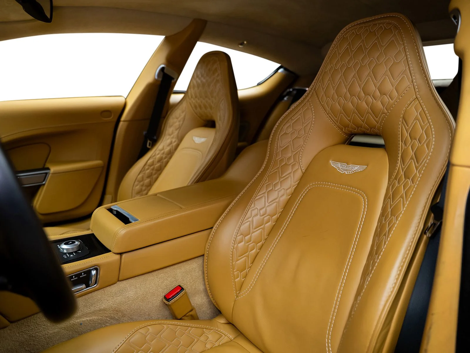 Used 2015 White Aston Martin Base image 32
