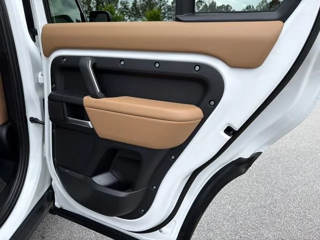 Used 2025 White Land Rover 130 P400 X-Dynamic SE image 16
