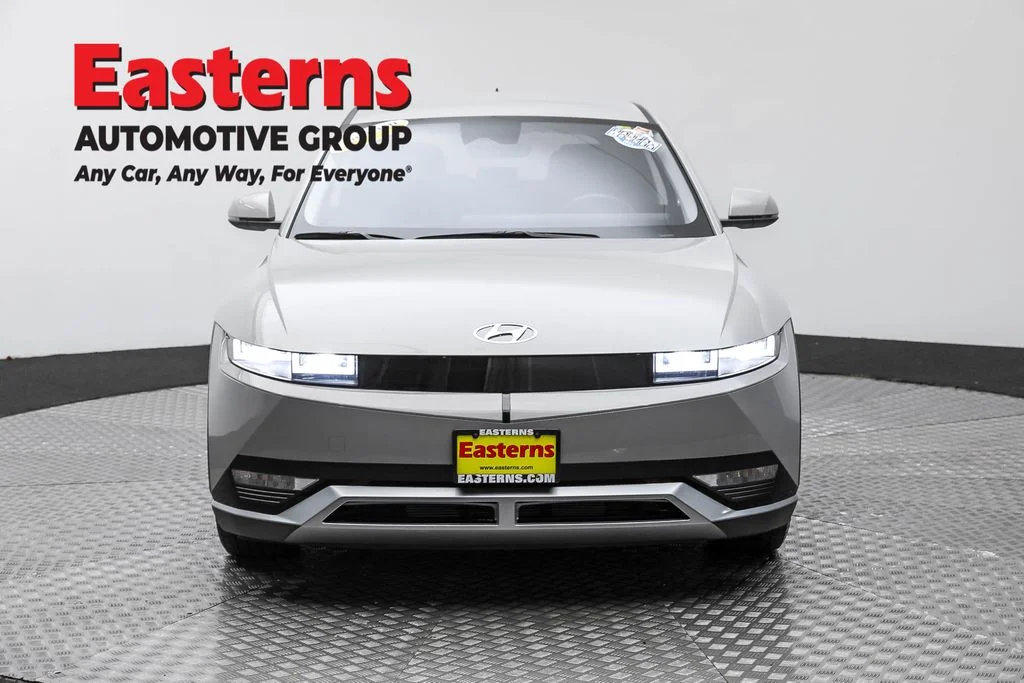 Used 2023 Gray Hyundai SE image 2