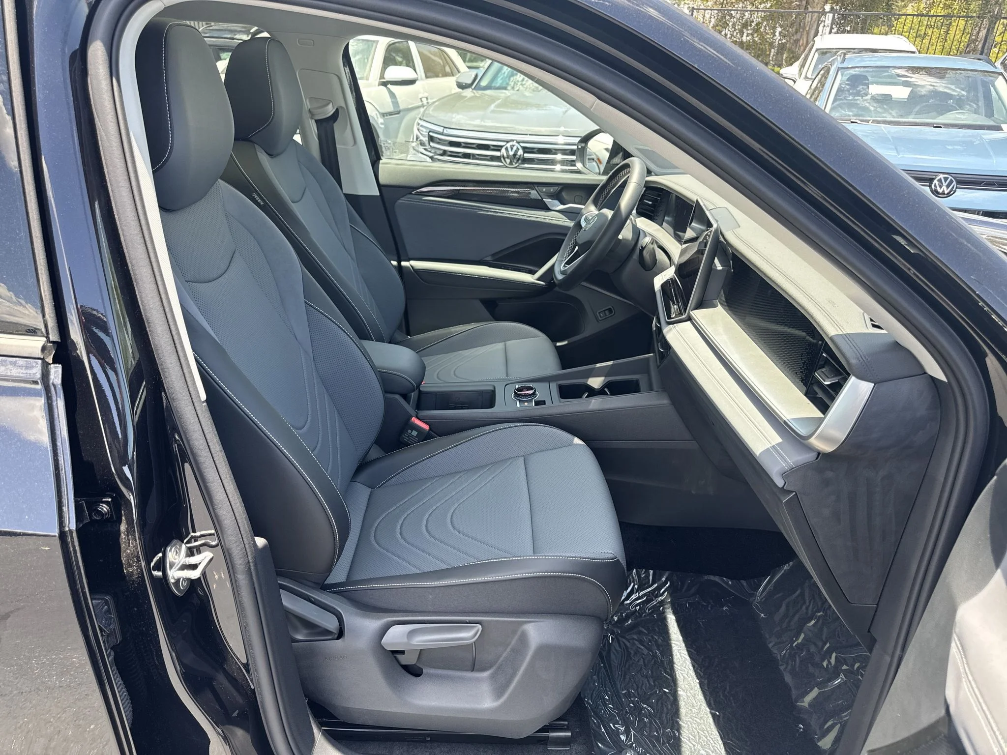 New 2026 Deep Black Pearl Volkswagen SE image 19