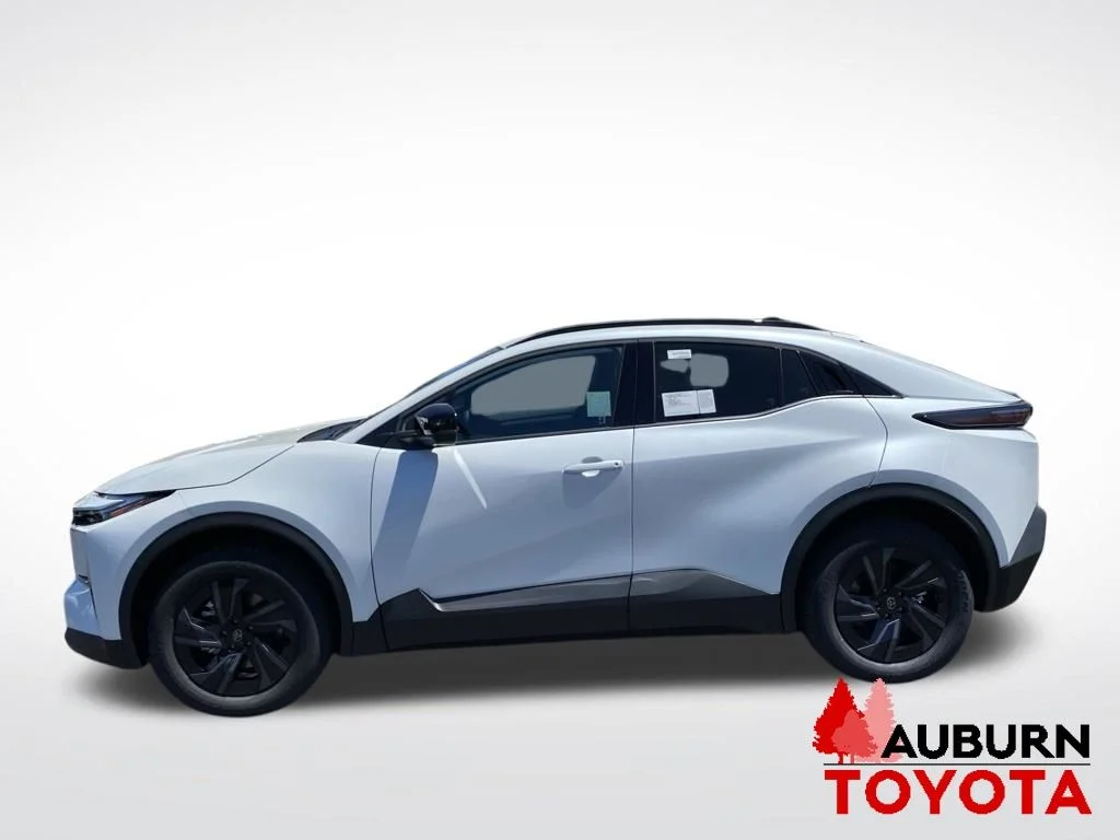 New 2026 Wind Chill Pearl <sup>1</sup> Toyota  SE image 4