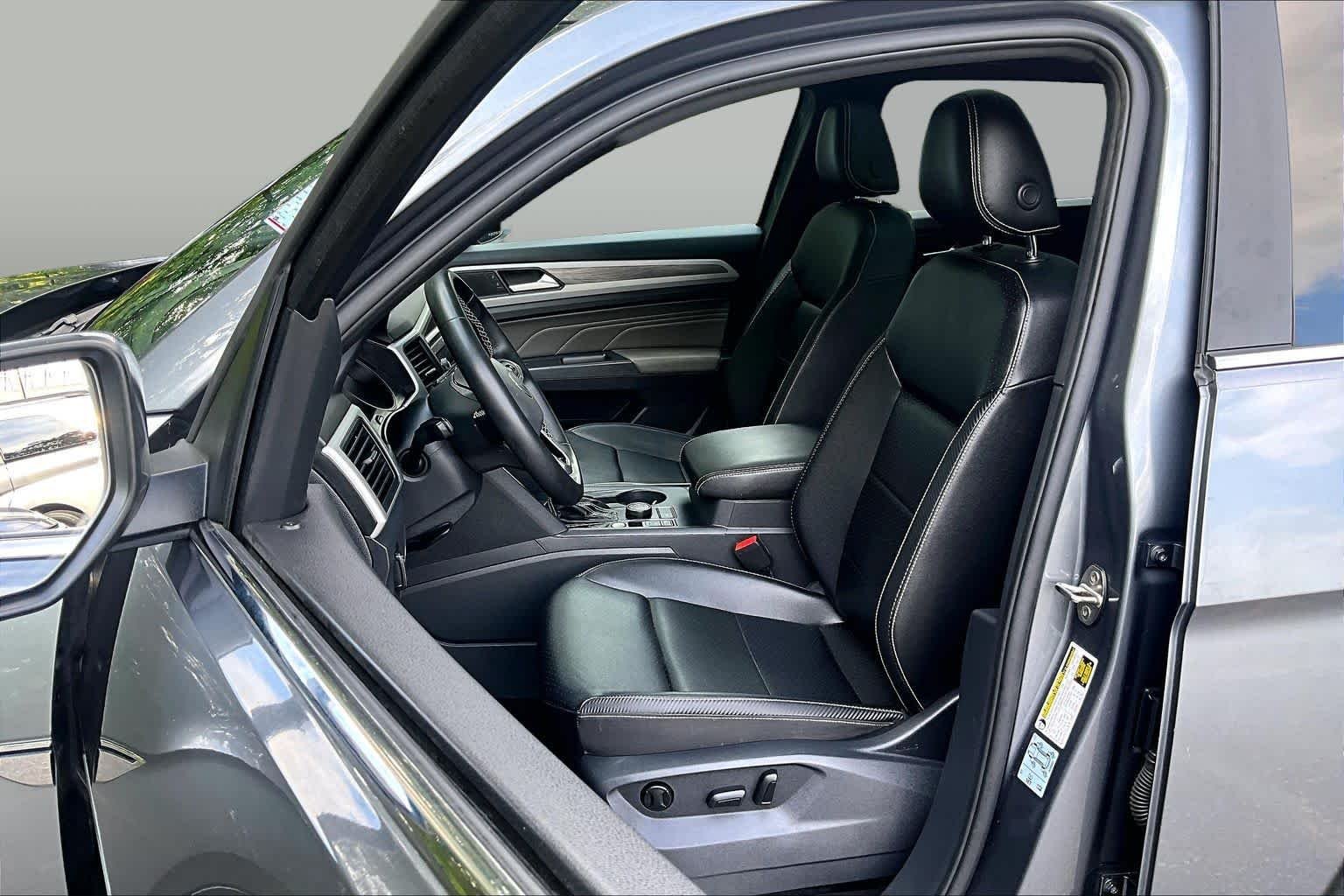 Used 2021 Platinum Gray Metallic Volkswagen 3.6L V6 SE w/Technology image 9
