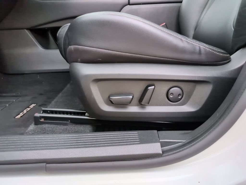 Used 2021 White Nissan SL image 19