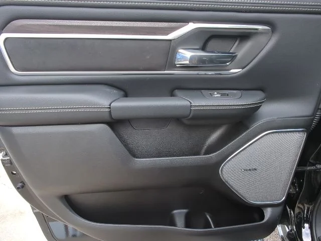 New 2026 Diamond Black Crystal Pearl-Coat Exterior Paint RAM Laramie image 38