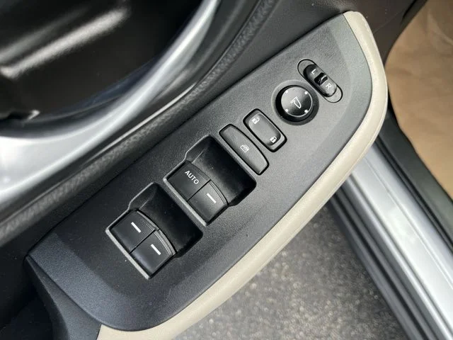 Used 2025  Honda LX image 17
