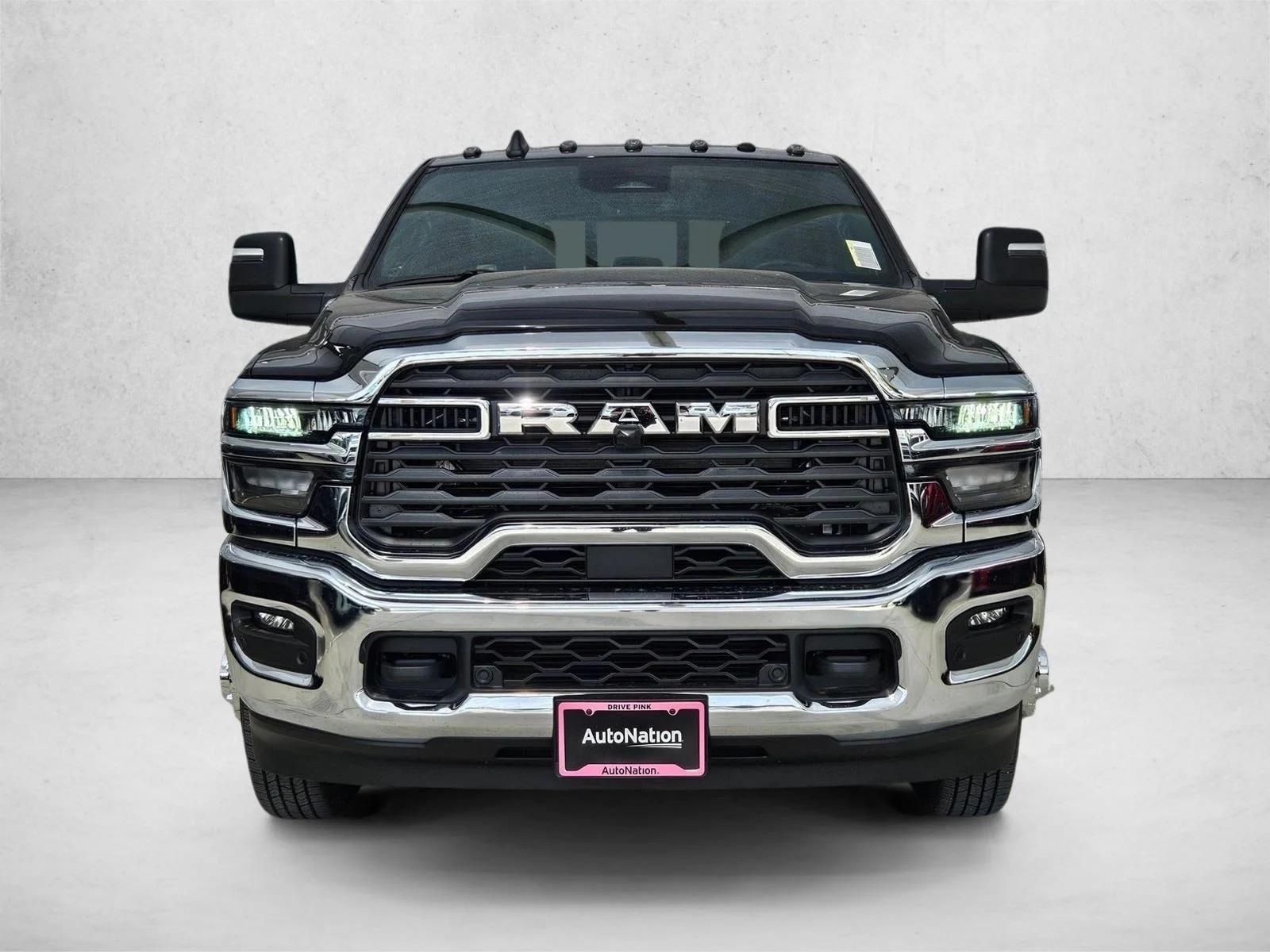 New 2026 Diamond Black Crystal Pearl-Coat Exterior Paint RAM Tradesman image 5