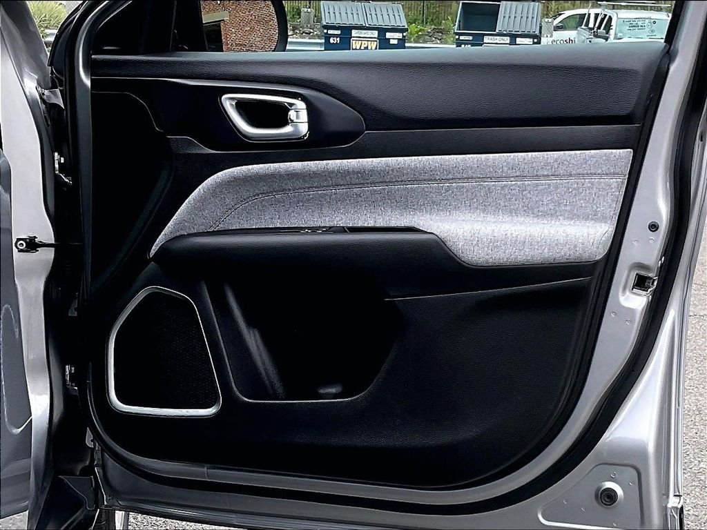 Used 2023 Silver Jeep Latitude Lux image 12