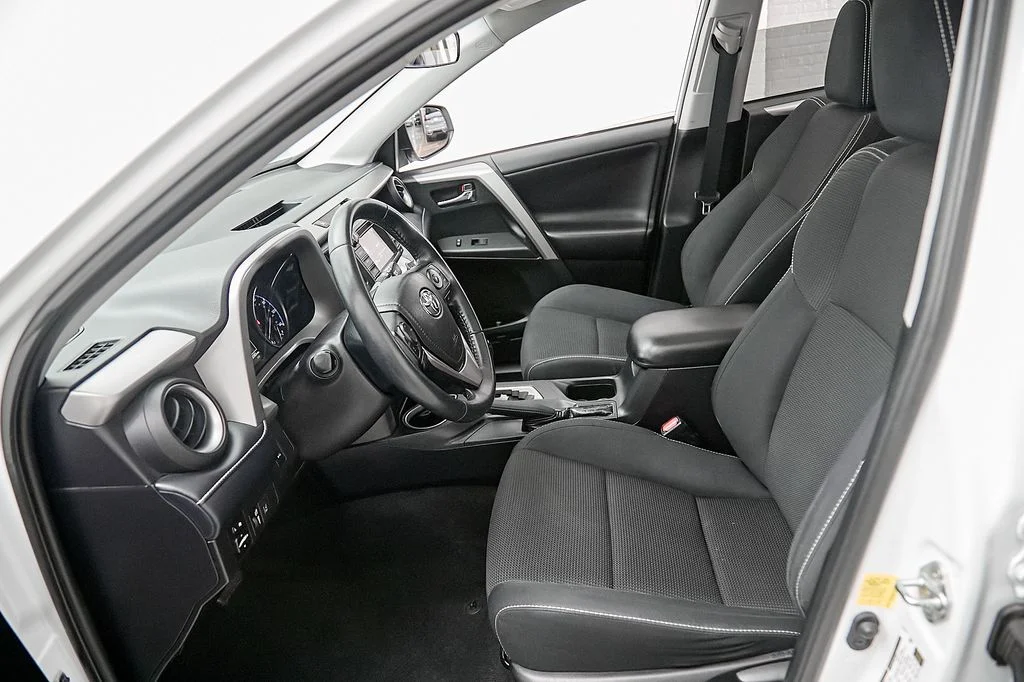 Used 2018 White Toyota XLE image 17