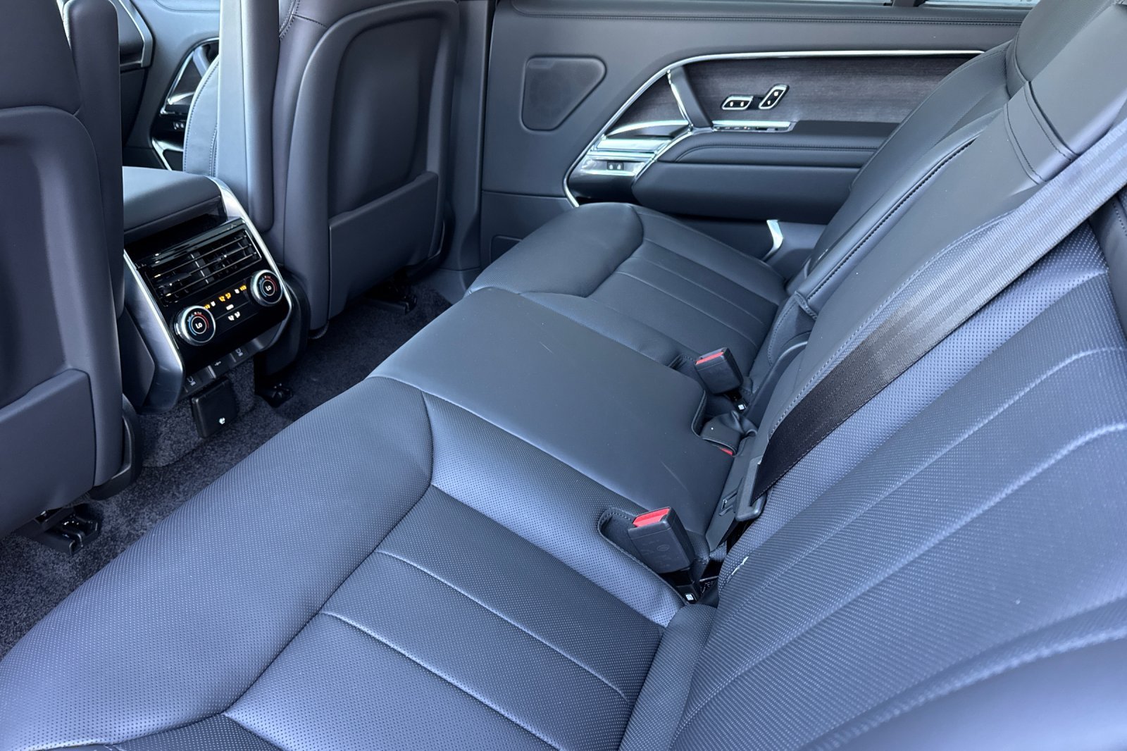 New 2027 Carpathian Grey Land Rover SE image 12