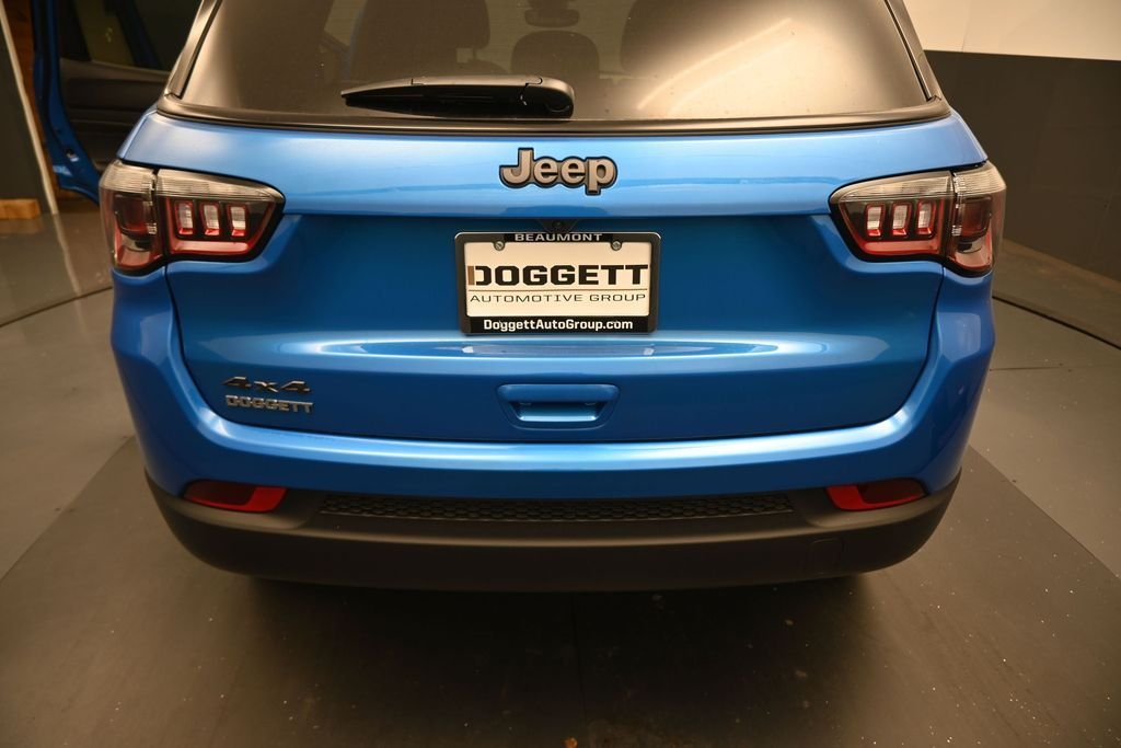 New 2026 Hydro Blue Pearlcoat Jeep Latitude image 23