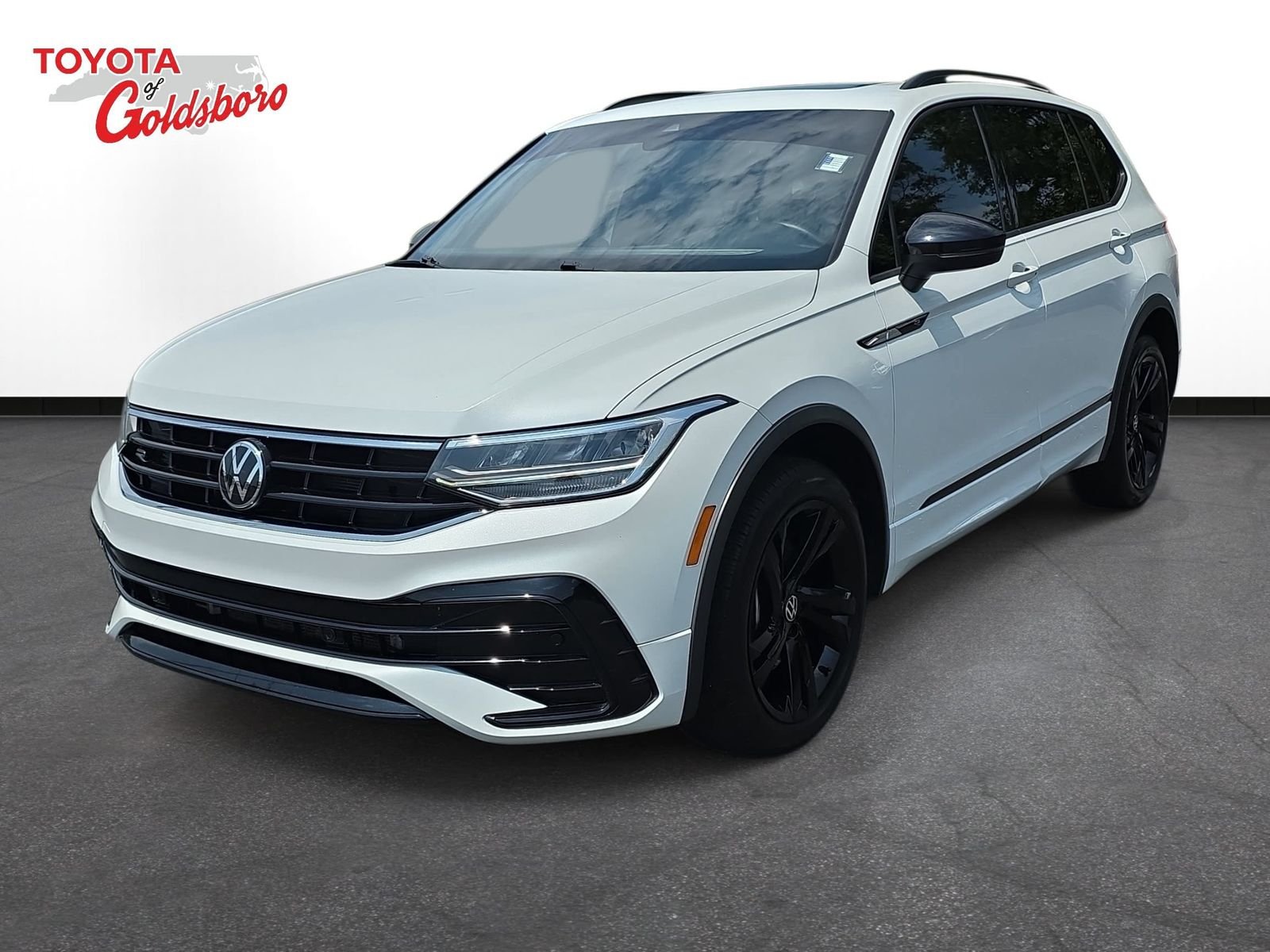 Used 2024  Volkswagen 2.0T SE R-Line Black image 1