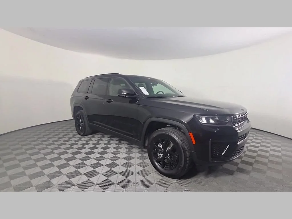 New 2026 Diamond Black Crystal Pearl-Coat Exterior Paint Jeep Laredo Altitude image 40