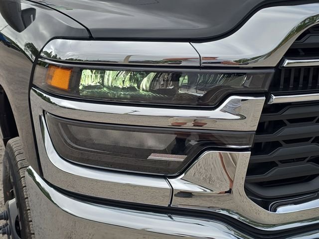 New 2026 Diamond Black Crystal Pearl-Coat Exterior Paint RAM Tradesman image 7