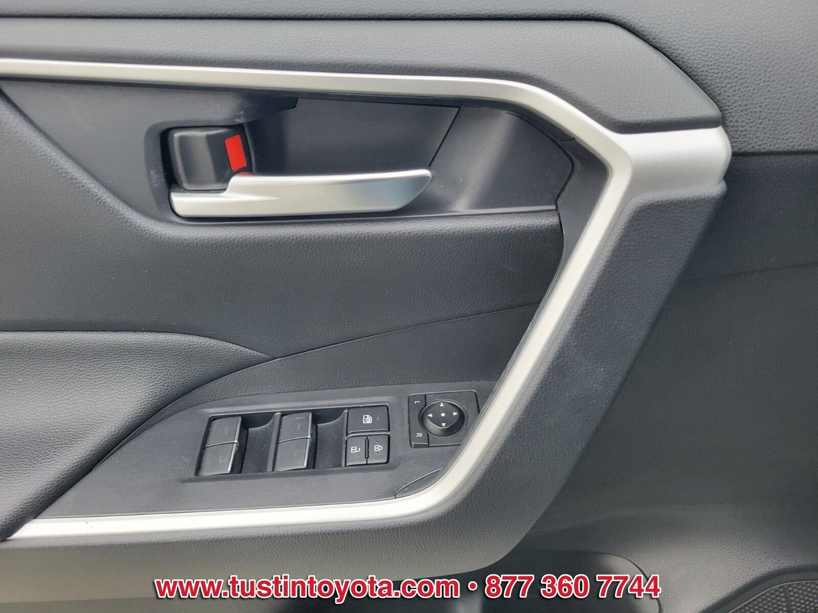 Certified Used 2023  Toyota XLE Premium image 17