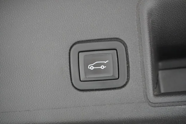 Used 2023  GMC SLE image 8
