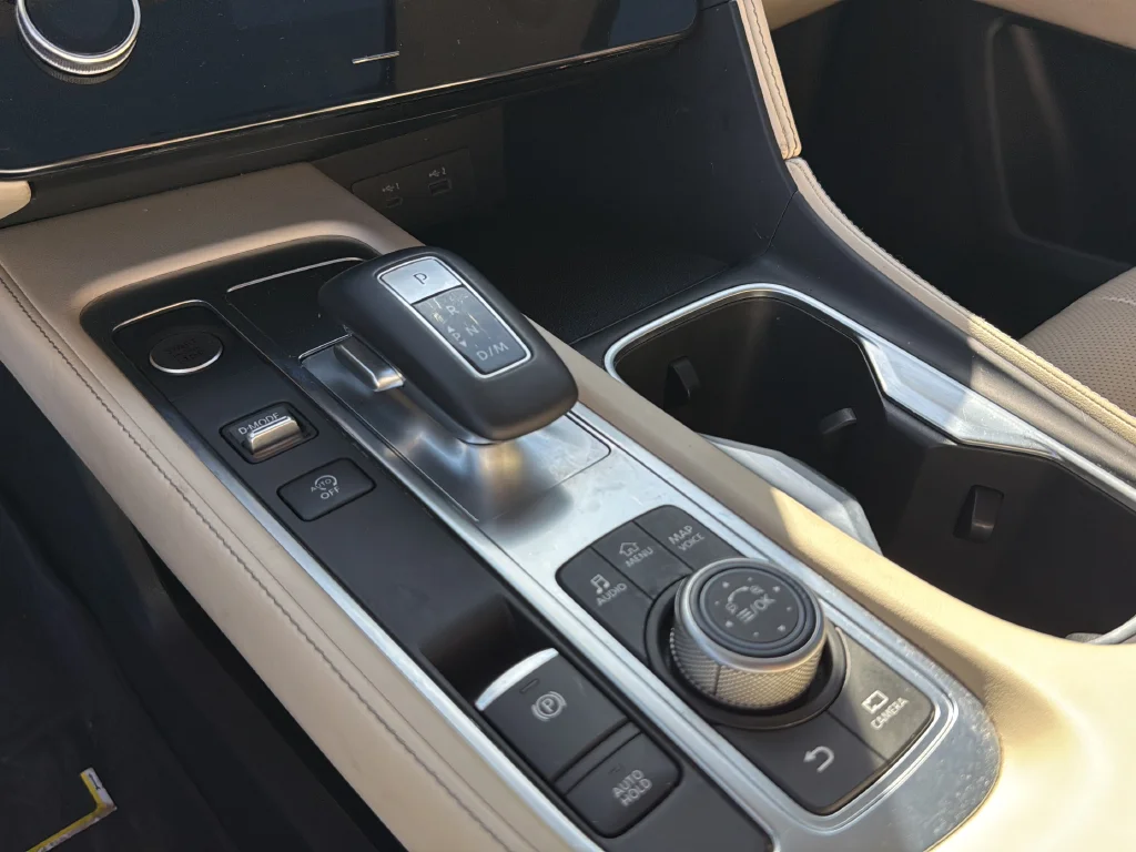 Used 2022 White INFINITI LUXE image 18