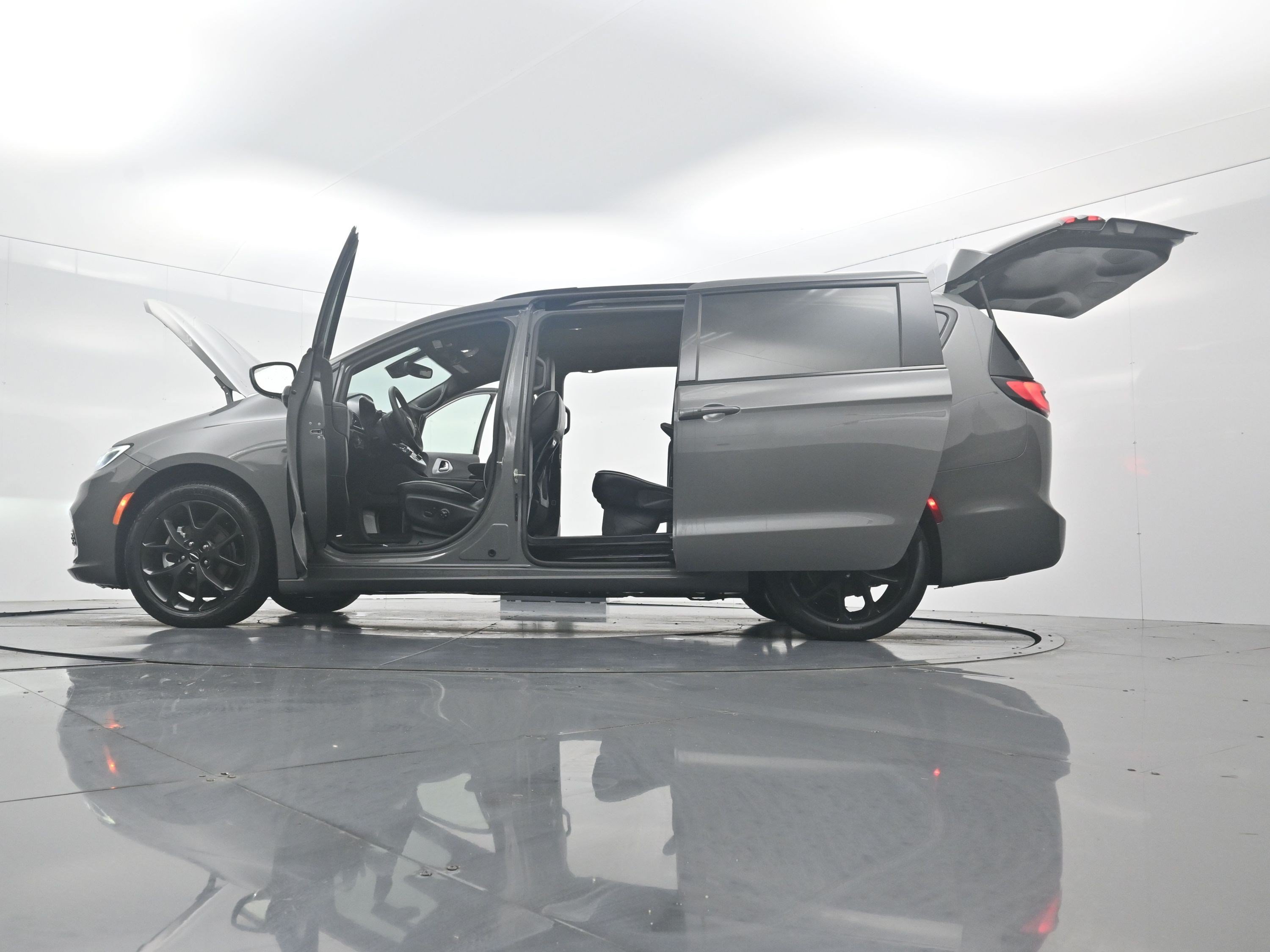 Used 2025 Ceramic Gray Clearcoat Chrysler Limited image 38