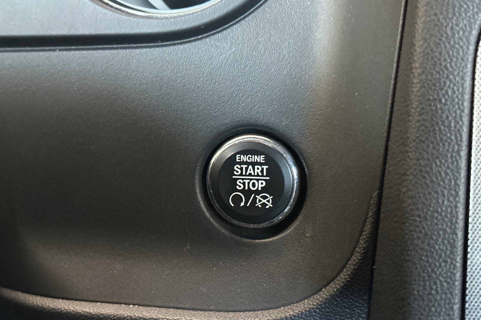 Used 2013 White Dodge SXT image 21