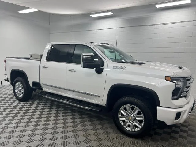 Used 2024 Beige Chevrolet High Country image 4