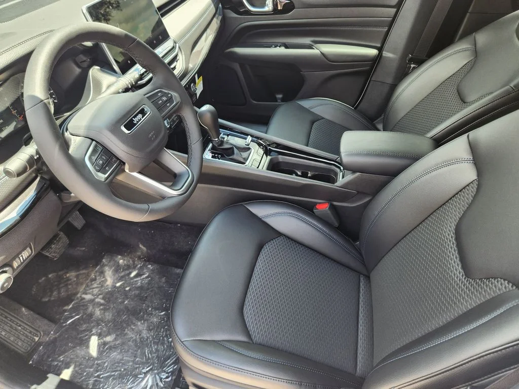 New 2026 Bright White Clear-Coat Exterior Paint Jeep Latitude image 8