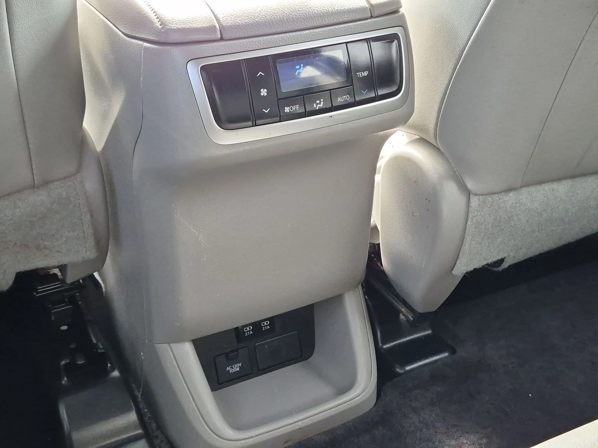 Used 2018 Blizzard Pearl Toyota XLE image 18