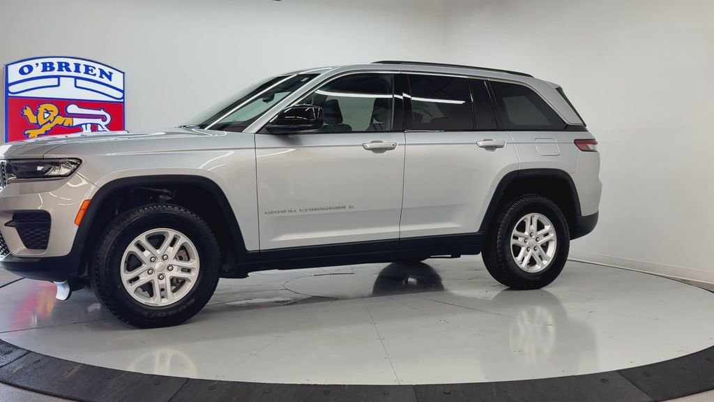 Used 2023 Silver Jeep Laredo image 8