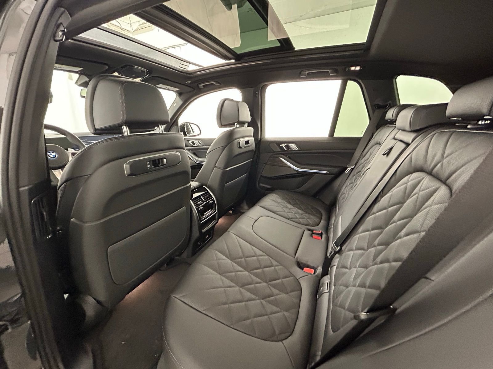 New 2026 Dravit Gray Metallic BMW xDrive50e image 34