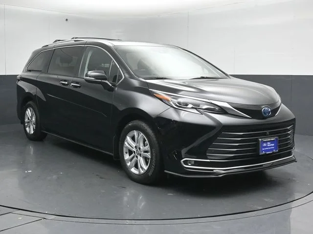 2024 Toyota Sienna Platinum 7-Passenger Hybrid AWD's photo