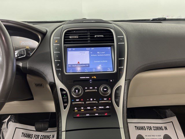 Used 2019 White Platinum Clearcoat Metallic Lincoln Select image 20