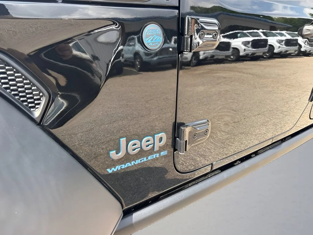 Used 2023 Black Jeep  image 32