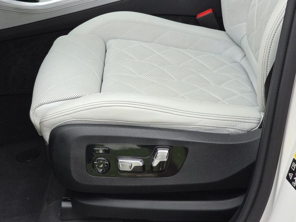 Used 2024 White BMW xDrive40i image 30